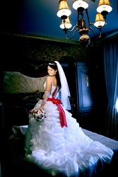 Продам потрясающее свадебное платье с красным бантом