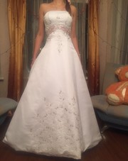 Изящное свадебное платье с шубкой